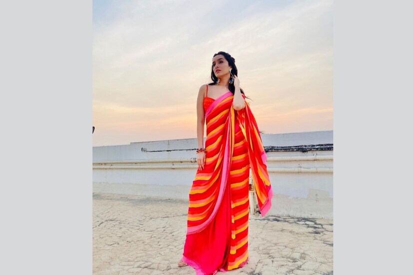 একটি উজ্জ্বল কমলা শাড়িতে শ্রদ্ধা কাপুরকে প্রাণবন্ত দেখাচ্ছে। (ছবি: ইনস্টাগ্রাম)