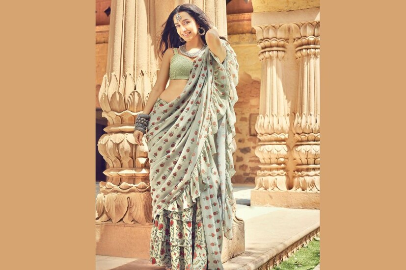 ফ্লোরাল-প্রিন্টেড রাফলড শাড়িতে শ্রদ্ধা কাপুরকে মিষ্টি লাগছে। (ছবি: ইনস্টাগ্রাম)