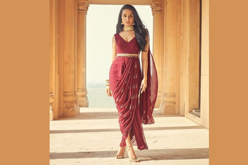 মেরুন ধুতি-স্টাইলের শাড়িতে শ্রদ্ধা কাপুরকে অসাধারণ লাগছে। (ছবি: ইনস্টাগ্রাম)