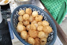হাতের জাদুতে তুলকালাম, ৩ ঘণ্টায় ২০০০ বিক্রি! ফুচকা নয়, আকর্ষণের চরমে রংবেরঙের জল