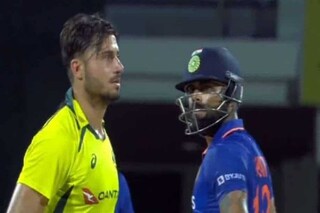 মার্কাস স্টয়নিসকে ধাক্কা মেরে সরালেন কোহলি