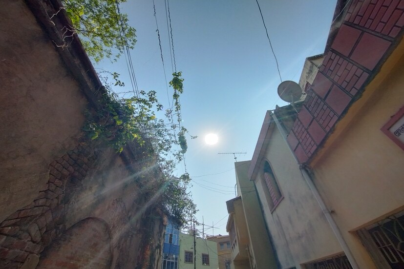 বেশ কয়েকদিন মুখ গোমড়া করেছিল বাঁকুড়ার আবহাওয়া। বিক্ষিপ্ত ভাবে জেলাজুড়ে বৃষ্টিপাত চলছিল। তাপমাত্রাও বৃষ্টিপাতের কারণে অনেকটাই নেমে এসেছিল। তবে বুধবার রোদ ঝলমল করছে বাঁকুড়ার আকাশে। পরিষ্কার আকাশে কালো মেঘ আর চোখে পড়ছে না। (তথ্য-- নীলাঞ্জন ব্যানার্জি)