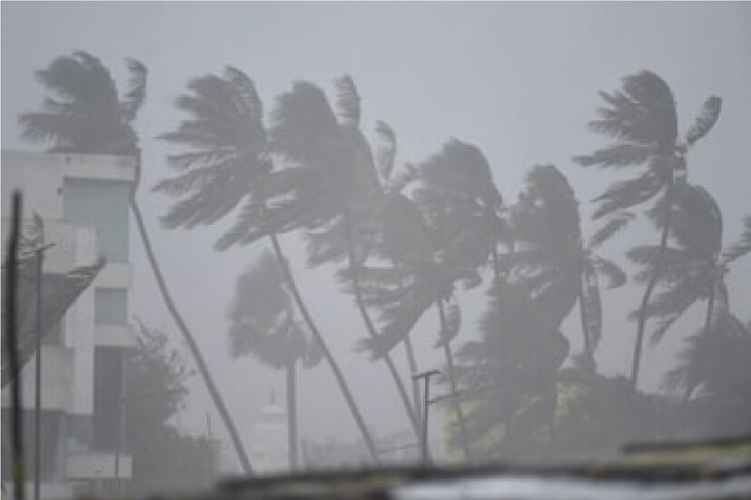 কমলা এবং হলুদ বৃষ্টির সতর্কতা উত্তরাখণ্ড, হিমাচল, দিল্লি, উত্তরপ্রদেশ, পঞ্জাব-সহ অনেক রাজ্যে আবহাওয়া মনোরম হতে চলেছে এরইমধ্যে। মেঘের চলাচল অব্যাহত থাকবে। প্রবল বাতাসের পূর্বাভাস দেওয়া হয়েছে।