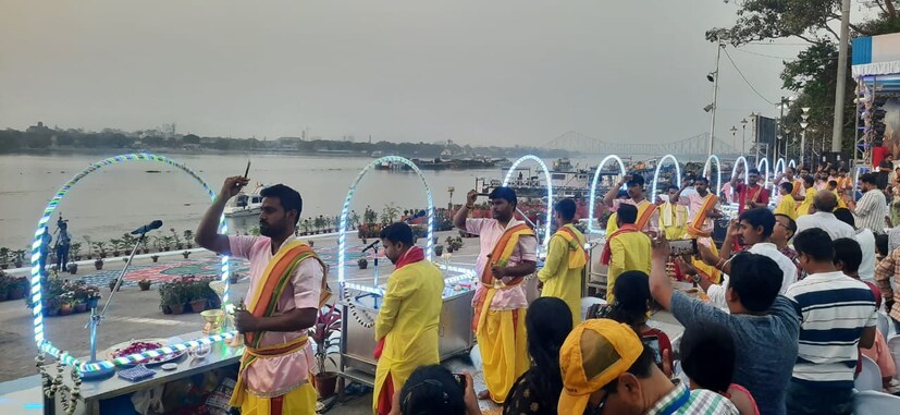 সূত্রের খবর, মেয়র পারিষদ তারক সিংহের উদ্যোগেই আরতির এই ব্যবস্থা তৈরি করা হয়েছে। বুধবার গোটা বিষয়টি তদারকি করে দেখেন মেয়র ফিরহাদ হাকিম। এখন থেকে কলকাতা-হাওড়া, গঙ্গার দুই পাড়ের মানুষই রোজ সন্ধেয় গঙ্গা আরতি দেখতে পাবেন। কোনওরকম অঘটন রুখতে গঙ্গাঘাটে থাকছে যথেষ্ট নিরাপত্তার ব্যবস্থা-ও।