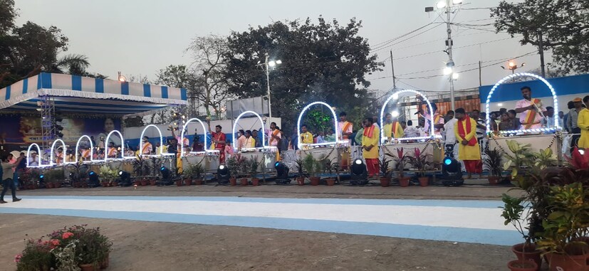 এই পাড়ে যখন পুরোহিতরা গঙ্গারতি করবেন, ওই পাড়ে হাওড়ার দিক থেকে চলবে শার্পি আলোর খেলা। ঘাটে বসে অপরূপ সেই দৃশ্য উপভোগ করতে পারবেন দর্শনার্থীরা।