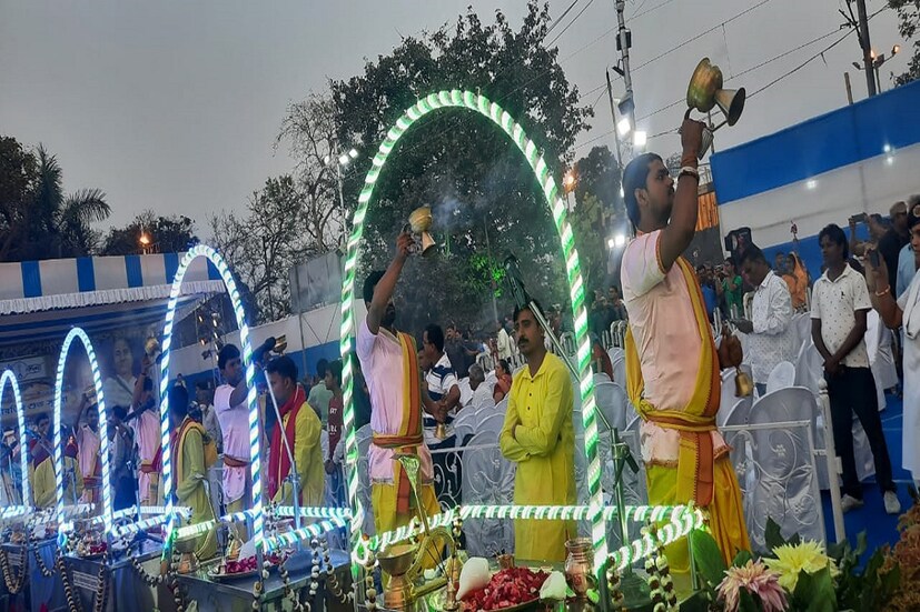 বসেছে আরতি বন্দনার বোর্ড। আরতি করার জন্য বসানো হয়েছে ১১টি অস্থায়ী মঞ্চ। এখান থেকেই ২২ জন পুরোহিত গঙ্গা আরতি করবেন। শীতকালে সন্ধে ৬টা ও গরমকালে সন্ধে সাতটায় গঙ্গা আরতি হবে। তবে, দুর্গাপুজোর বিসর্জনের সময় এই গঙ্গা আরতি বন্ধ থাকবে। 