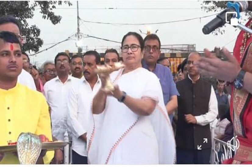 বৃহস্পতিবার বাবুঘাটে গঙ্গা আরতির সূচনা করলেন মুখ্যমন্ত্রী মমতা বন্দ্যোপাধ্যায়। এদিন থেকে বাবুঘাটে শুরু হল গঙ্গা আরতি। তৈরি হয়েছে গঙ্গার মন্দির। সেই মন্দিরের উদ্বোধন-ও করেন মুখ্যমন্ত্রী, তিনিই প্রথম মন্দিরে পুজো দেন।