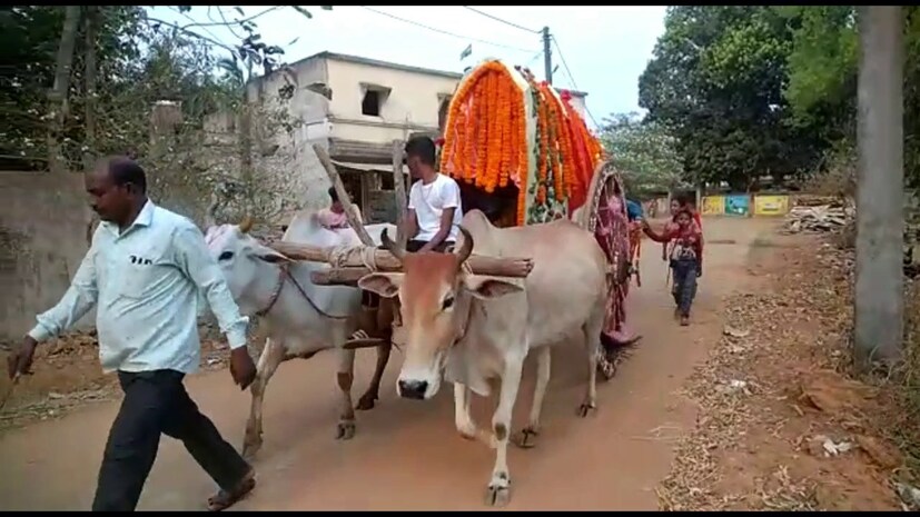 ইতিহাস কথা বলে উঠল আচমকাই৷ স্মৃতির অতলে তলিয়ে যাওয়া প্রথা যেন পুনরুজ্জীবিত হল এক দম্পতির হাত ধরে৷