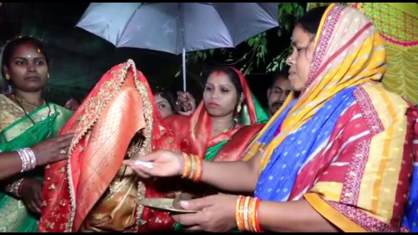 তাই যানবাহন নয়৷ ঘোড়ায় চড়ে কনের বাড়িতে আসেন বর৷ আর বিয়ের পরে একটি সাজানো গরুর গাড়িতে করে তার শ্বশুরবাড়িতে যান নববধূ৷ নিকটবর্তী গ্রাম থেকেই ভাড়া করা হয়েছিল সেই গরুর গাড়ি৷ ফুল দিয়ে সাজানোও হয়েছিল গাড়িটিকে৷