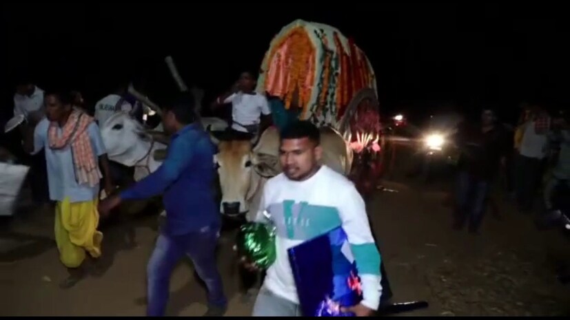 এক সময় বিয়েতে গরুর গাড়ি ছিল একমাত্র বাহন। গরুর গাড়িতে মাইকে বেঁধে গান বাজাতে বাজাতে বরযাত্রী যেত বধূর বাড়িতে। সেই ঐতিহ্যই যেন ফিরে এল আবার৷