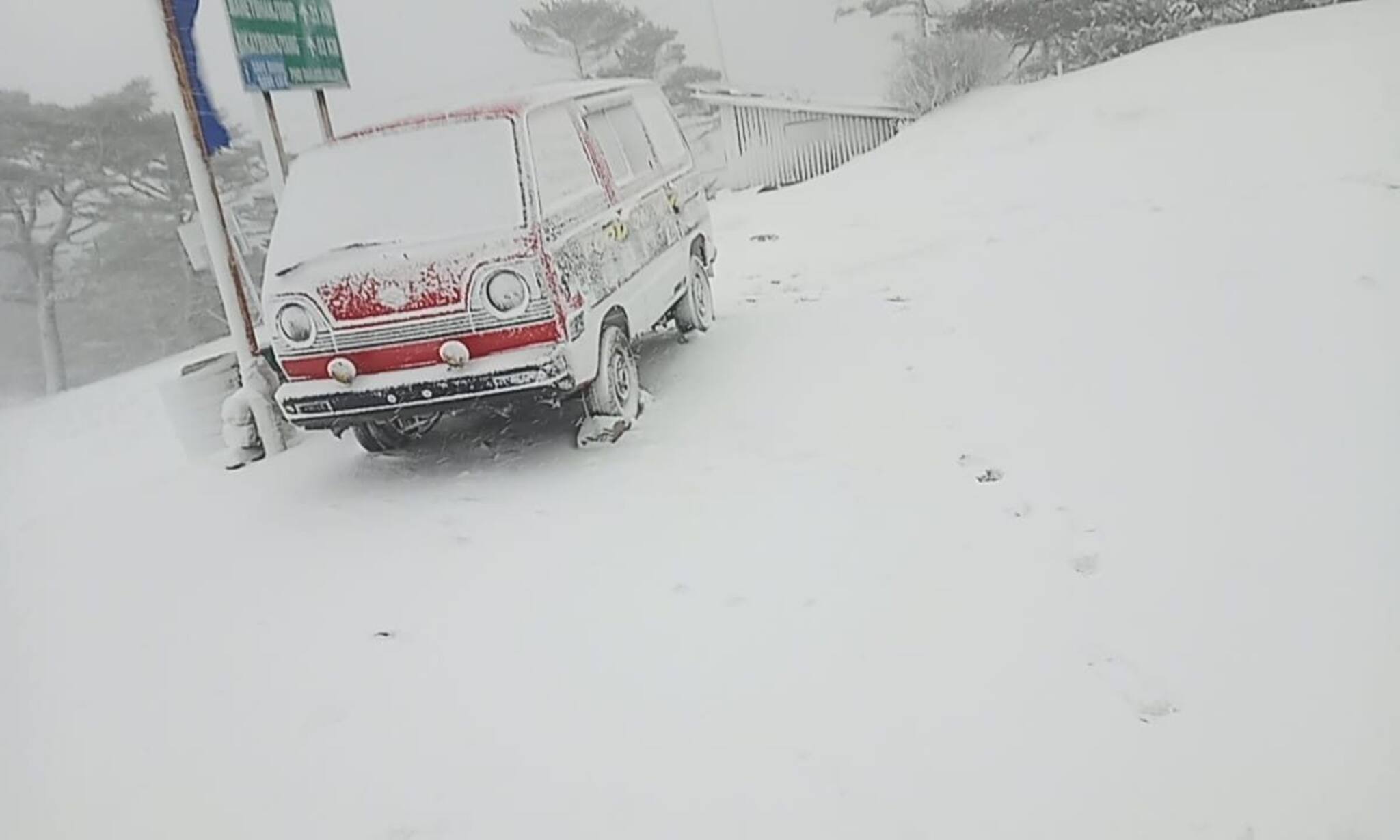 পাহাড়জুড়ে শিলাবৃষ্টি!  বরফে ঢাকল সান্দাকফু, সে দৃশ্য ভোলার নয়