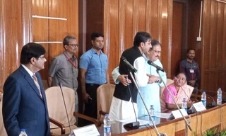 স্পিকারকে জড়িয়ে ধরেন বাইরন