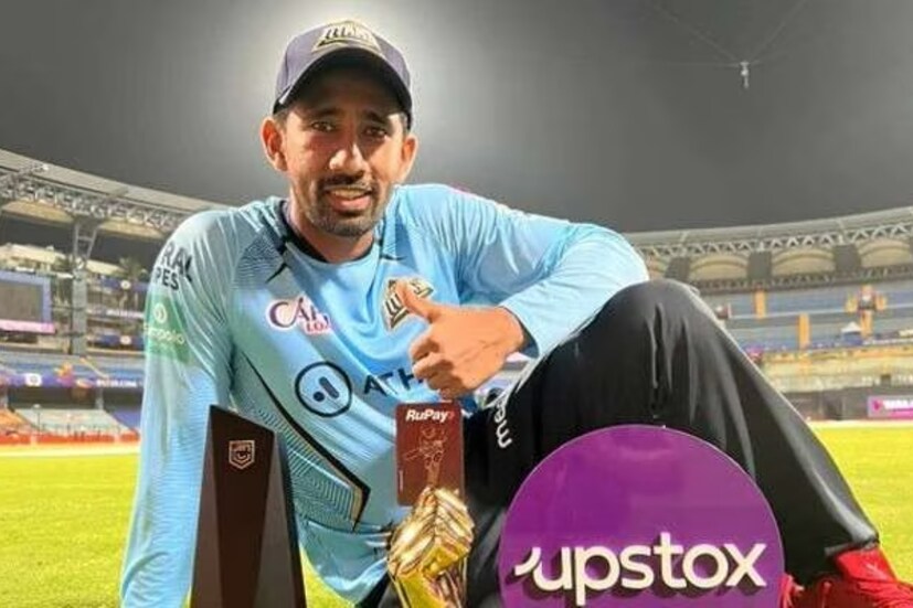 ভারতীয় দলের দরজা বন্ধ হয়ে গিয়েছে তারকা উইকেটকিপার ব্যাটার ঋদ্ধিমান সাহার। বাংলা ছেড়ে ঘরোয়া ক্রিকেটে খেলছেন ত্রিপুরার হয়ে। মোট ১৪৪টি আইপিএল ম্যাচ খেলেছেন। বয়স ৩৮ পেরিয়েছে। তাই এবারের আইপএলই শেষ বলে মনে করা হচ্ছে ঋদ্ধিমান সাহার।