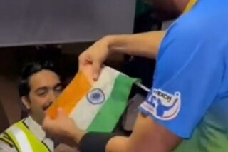 ভারতীয় পতাকায় সই পাক ক্রিকেটারের
