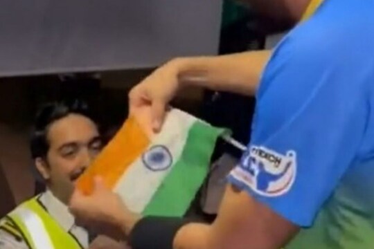 ভারতীয় পতাকায় সই পাক ক্রিকেটারের