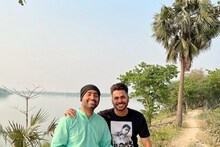 জিয়াগঞ্জে প্রিয় জায়গায় বসে অরিজিৎ সিং! পাশে বাংলার ক্যাপ্টেন, যেন লাখ টাকার ছবি!