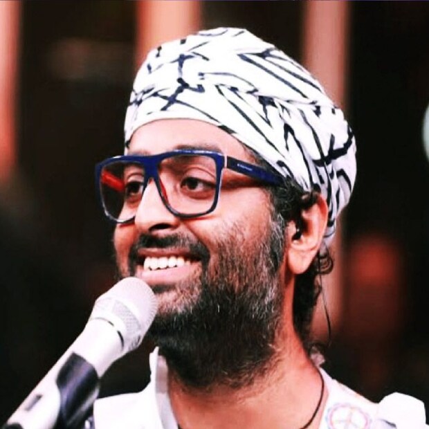 ৬ জুন অরিজিৎ সিং একটি অনলাইন কনসার্ট করেন। সেখানেই তাঁকে প্রথমবার দেখা যায় পাগড়ি পরে। তার পর থেকে তাঁকে কোনও শো বা কনসার্টে আর পাগড়ি ছাড়া দেখা যায়নি।