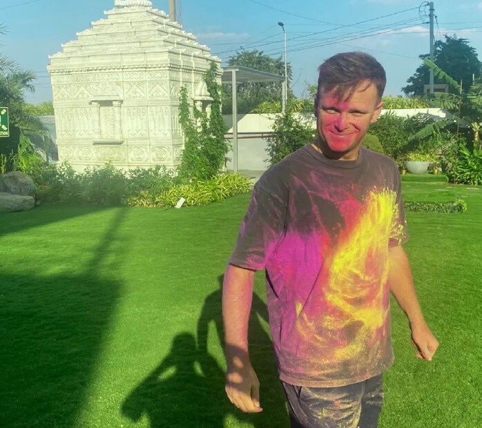 ভারতের সংস্কৃতি অনেক বিদেশি ক্রিকেটারই আপন করে নিয়েছেন। এবার হোলির উৎসবে গা ভাসালেন অস্ট্রেলিয়ার ক্রিকেটাররা।