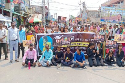 অটো বন্ধের দাবিতে বিক্ষোভ
