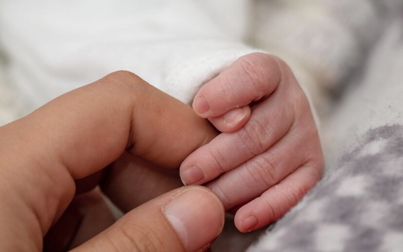 মজার হলো- পৃথিবীর প্রায় সব দেশেই মা-কে বোঝাতে ব্যবহৃত শব্দগুলোর উচ্চারণ প্রায় কাছাকাছি আর সবগুলো শব্দের শুরুতেই ব্যবহৃত হয়েছে এম অথবা ম ব্যঞ্জনবর্ণ। যেমন--জার্মান ভাষায় মাট্টার (Mutter), ওলন্দাজ ভাষায় ময়েদার (Moeder), ইতালির ভাষায় মাদর (Madre), চিনা ভাষায় মামা (Mama), হিন্দি ভাষায় মাম (Mam), প্রাচীন মিশরীয় ভাষায় মাত (Mut)ও বাংলা ভাষায় মা (Ma)।