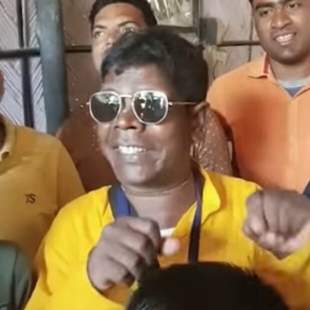 বাদাম কাকুর আজীবনের সঙ্গী ছিল দারিদ্র। থাকতেন কুঁড়েঘরে। এর পর হাতে টাকা আসতেই প্রাসাদের মতো পাকা বাড়ি তৈরি করেন। এখন নাকি সেই অট্টালিকা ছেড়ে পালাতে হয়েছে তাঁকে! তিনি পরিবার নিয়ে উঠেছেন ভাড়া বাড়িতে।