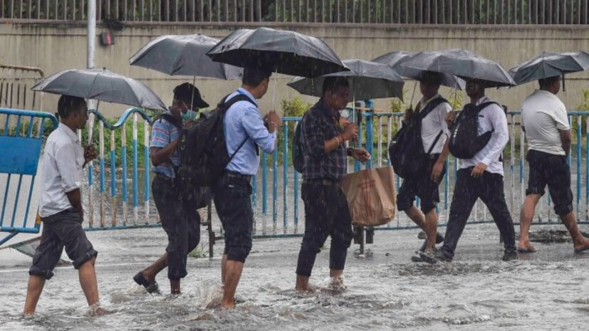 আবহাওয়ার সতর্কতা অনুযায়ী, অসম, মেঘালয়, মণিপুর, নাগাল্যান্ড, মিজোরাম এবং অরুণাচল প্রদেশ-সহ বহু জায়গায় ভারী বৃষ্টি এবং তুষারপাতের সতর্কতা জারি করা হয়েছে।