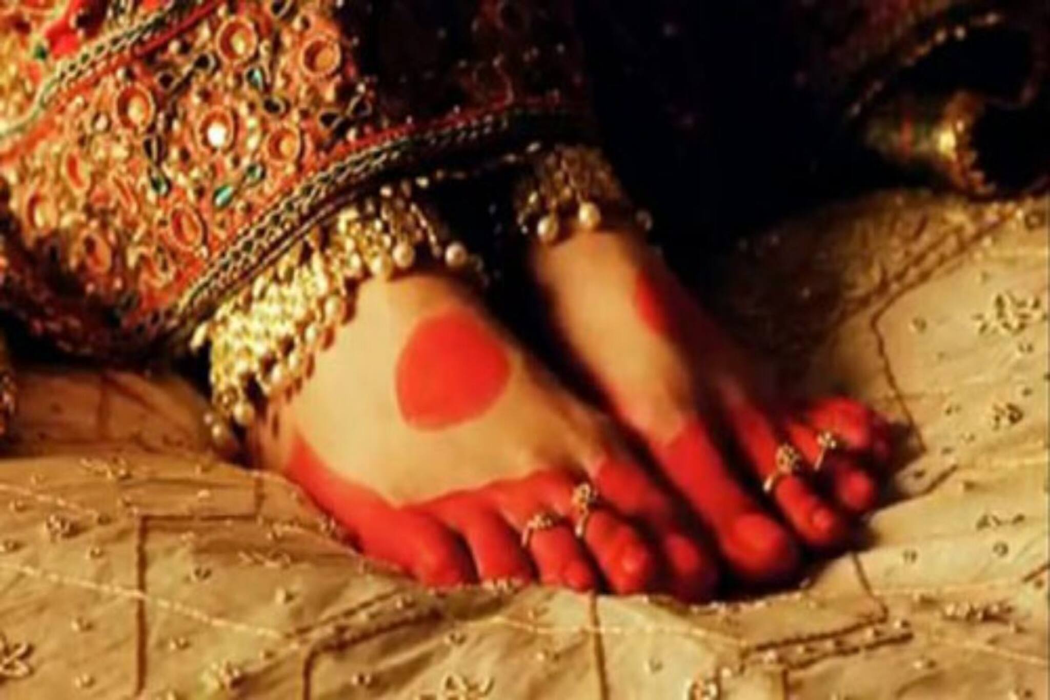 শাখা সিঁদুরে... ২৫ বছর পর স্বামী সংসারে 'বিধবা' স্ত্রী! পিছনে 'বড়' গল্প! রূপকথা?