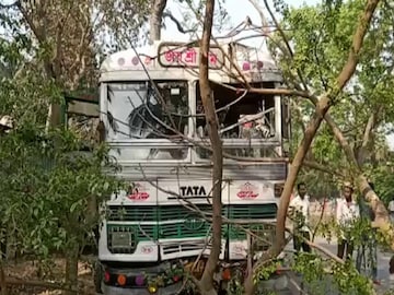নিয়ন্ত্রণ হারিয়ে গাছে ধাক্কা বাসের