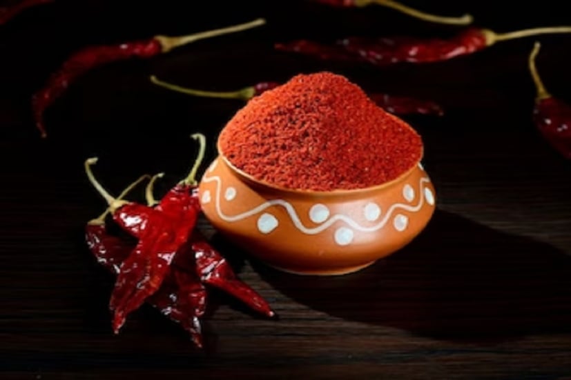 যদি লাল লঙ্কা গুঁড়োকে সবুজ লঙ্কার সঙ্গে তুলনা করা হয়, তাহলে সবুজ লঙ্কা স্বাস্থ্যের জন্য ভাল। সবুজ লঙ্কার মধ্যে প্রচুর পরিমাণে জল পাওয়া যায় এবং এতে ক্যালরিও নগণ্য। সবুজ লঙ্কায় বিটা-ক্যারোটিন, অ্যান্টিঅক্সিডেন্ট এবং এন্ডোরফিন সমৃদ্ধ, যেখানে লাল লঙ্কা অত্যধিক ব্যবহার পেটের প্রদাহের কারণ হতে পারে। এর কারণে পেপটিক আলসার হওয়ার সম্ভাবনা থাকে।  শুধু তাই নয়,বাজার থেকে লাল লঙ্কার গুঁড়ো কিনলে তাতে ক্ষতিকর রং ও কৃত্রিম রং ব্যবহার করা হয়, যা স্বাস্থ্যের পক্ষে ক্ষতিকারক।