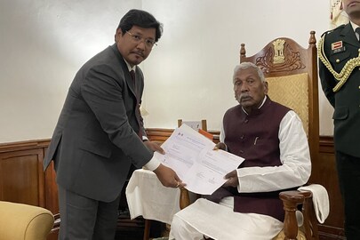 রাজ্যপালের কাছে কনরাড সাংমা