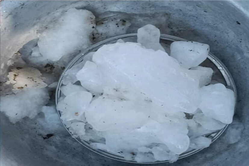 *বসন্তের শুরু থেকেই কাঠফাটা রোদ আর ভ্যাপসা গরম পশ্চিম মেদিনীপুরে। কিন্তু তার মাঝেই অন্য ছবি। আকাশ থেকে পড়ল বরফের চাঁই। না এটা দার্জিলিং কিংবা কাশ্মীর নয়, পশ্চিম মেদিনীপুরের ডেবরায় আকাশ থেকে পড়েছে প্রায় ১০ কিলো ওজনের বরফ। আর তা নিয়েই রীতিমতো চাঞ্চল্য এলাকা জুড়ে। প্রতিবেদন ও ছবিঃ রঞ্জন চন্দ।  