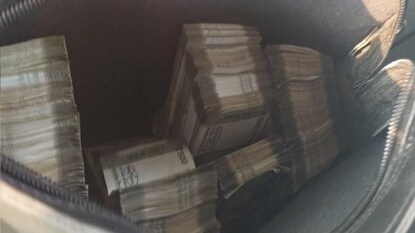 গাড়িতে থরে থরে সাজানো টাকা গাড়িতে থরে থরে সাজানো টাকা