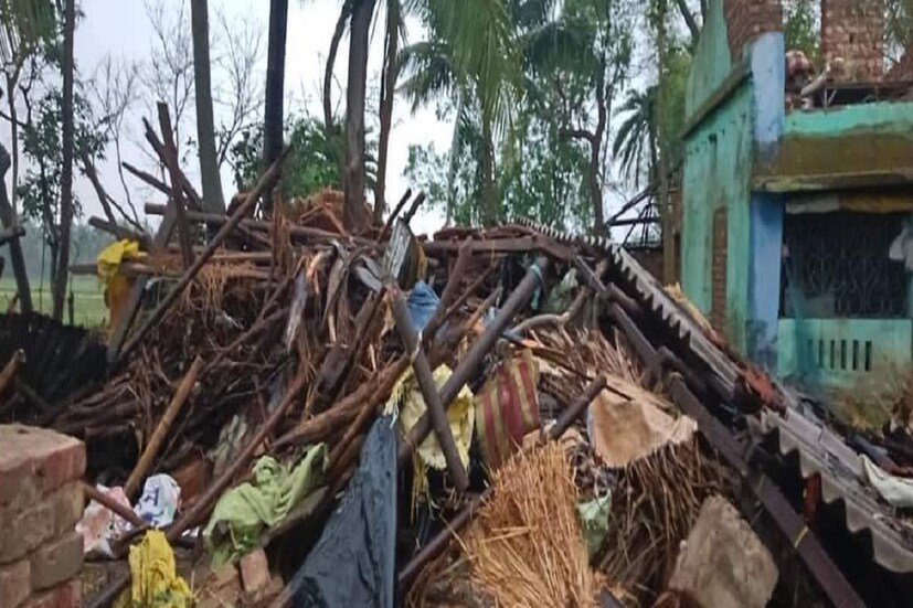  দিঘা: মরশুমের প্রথম কালবৈশাখী ঝড়ের তাণ্ডবে লন্ডভন্ড দিঘার রামনগর এগরা সহ কাঁথি ও তমলুকের বিস্তীর্ণ অঞ্চল! চৈত্রের শুরুতে কালবৈশাখীর মুখে বাংলা। হঠাৎ কালবৈশাখীর ঝড়। ঝড়ে ব্যাপক ক্ষতিগ্রস্ত জেলার রামনগর ও এগরা ১ নম্বর ব্লক এলাকা। আবহাওয়া দফতরের পূর্বাভাস অনুযায়ী শনিবার বিকালে প্রবল ঝড়, সঙ্গে শিলা বৃষ্টিতে ব্যাপক ক্ষয়ক্ষতি হয়েছে এগরা ১ নম্বর  ব্লকের কামারডিহা, কুদি, অলংগিরি এলাকা। ক্ষতি হয়েছে রামনগরের মৈতনা সহ বিভিন্ন এলাকা।