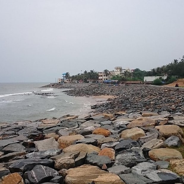 একই অবস্থা মন্দারমনি ও তাজপুরেও। এবার দিঘায় নামমাত্র পর্যটকের দেখা মিলেছে। গত বছরও দোলের সময় দিঘায় রেকর্ড পর্যটক ছিলেন. তবে এবার এমন অবস্থা কেন! দোলে কেন ফাঁকা থাকল দিঘা!