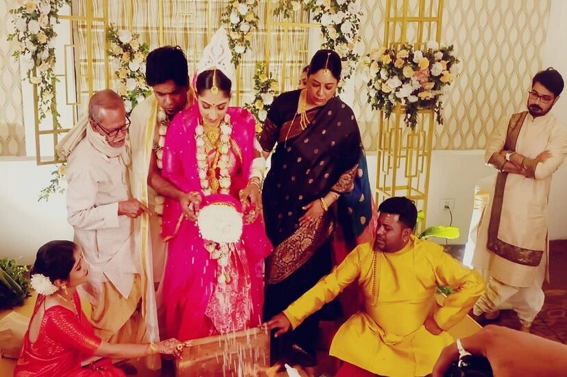 বিয়ের বেশ কিছুদিন পরে, আজ শুক্রবার মোহর লেখেন, হানিমুনের ছবি চেয়েও পোস্ট করতে পারছি না৷ কেন জানেন? আপনাদের জন্য৷ পাত্তা দিচ্ছি ভাববেন না৷ নিজের এবং আপনজনদের শান্তিকে প্রাধান্য দিয়েছি এবং দেব৷