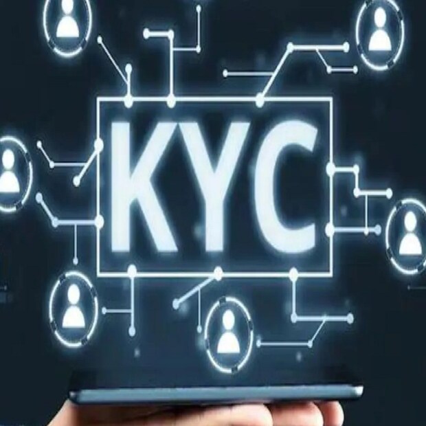KYC কী?  KYC বা Know Your Customer একটি সাধারণ প্রক্রিয়া যা সমস্ত আর্থিক প্রতিষ্ঠানগুলি ব্যবহার করে গ্রাহক সনাক্তকরণের জন্য। বিনিয়োগকারীর পরিচয় দেয় এই যাচাই প্রক্রিয়া। এজন্য নির্দিষ্ট ফর্ম পূরণ করতে হয়। IPV বা in-person verification এর মাধ্যমে এই প্রক্রিয়া সম্পন্ন হয়। তারপর তাঁর সমস্ত নথি KRA রেজিস্ট্রেশন সংস্থার দ্বারা সংরক্ষণ করা হয়।
