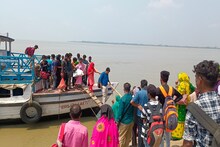 প্রাণের ঝুঁকি নিয়েই ভগ্নপ্রায় জেটিঘাট ব্যবহার করছেন যাত্রীরা