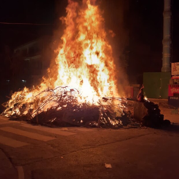 'আজ আমাদের ন্যাড়া পোড়া কাল আমাদের দোল, পূর্ণিমাতে চাঁদ উঠেছে বল হরি বোল।' প্রায় প্রতিটি বাঙালি শুনেছে এই ছড়া। আর এই ছড়া আওড়াতে আওড়াতে কখনও না কখনও বুড়ির ঘরে আগুন গিয়েছেন অনেকেই। 