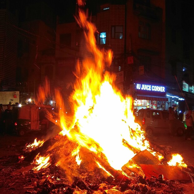 ন্যাড়া পোড়া রীতি পালন করলেও অনেকেই হয়তো সেটি সম্পর্কে জানেন না। দোলযাত্রার আগের দিন পালন করা হয় এই রীতি। বহু পুরনো এই রীতির গুরুত্ব অপরিসীম।