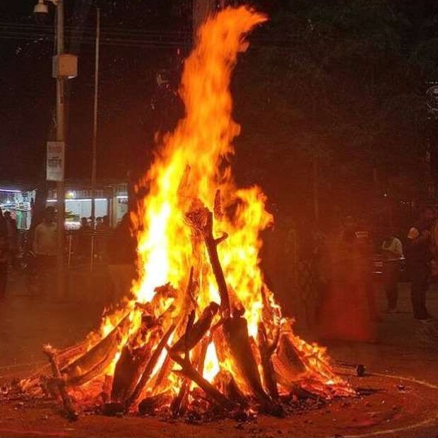 শুকনো ডাল, পাতা, খড়, গাছের ডালপালা জোগাড় করে বানানো হয় বুড়ির ঘর। তার পর সেই বুড়ির ঘরে আগুন দেওয়া হয় ফাল্গুন পূর্ণিমার রাতে। এটাই ন্যাড়া পোড়ার রীতি।