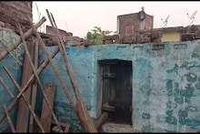 বাইরে মুষলধারে বৃষ্টি, ঘরের মধ্যে সবাই, হঠাৎ নেমে এল ছাদ!