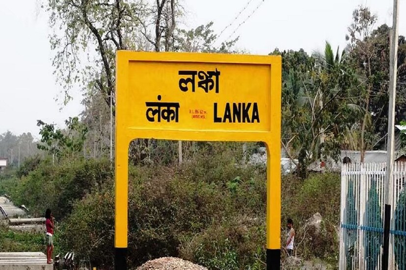 হলুদ রঙের সবচেয়ে বড় বৈশিষ্ট্য হল এটি দূর থেকে দেখতে পাওয়া যায়। ট্রেন চালক দূর থেকে হলুদ রঙের এই বোর্ড দেখে আগেভাগেই জানতে পারেন সামনে স্টেশন রয়েছে এবং তিনি তাঁর ট্রেনের গতি কমাতে শুরু করেন।