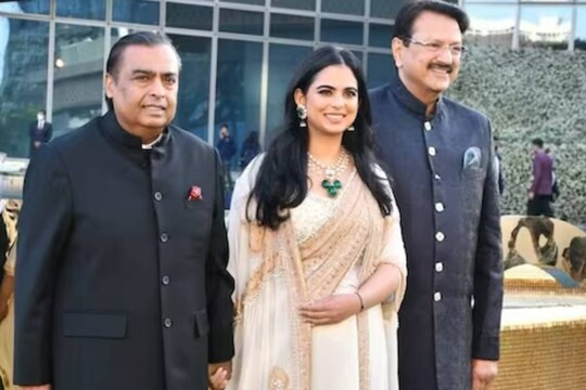 বাবার মুকেশ আম্বানির সঙ্গে ইশা আম্বানি।
