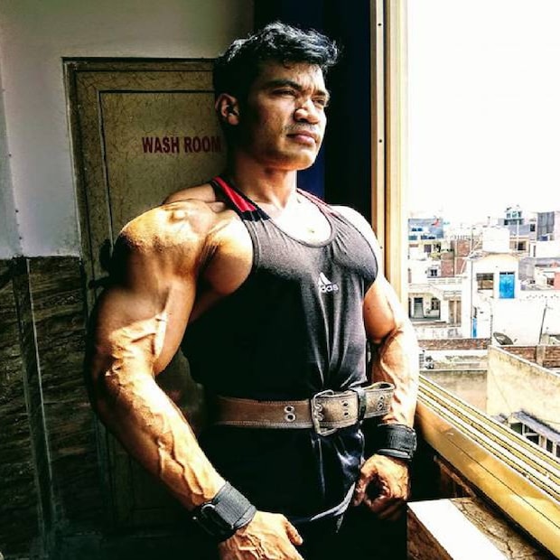 দেহসৌষ্ঠবের বহু প্রতিযোগিতায় চ্যাম্পিয়ন হয়েছেন দীপক শর্মা। তিনি তিহাড় জেলে অনেকের রোলমডেল। তাঁর ফিটনেস দেখে ভিড়মি খান অনেকেই। দীপক শর্মার বুকের ছাতি ৪৮ ইঞ্চি। বাইসেপস ১৯ ইঞ্চি।