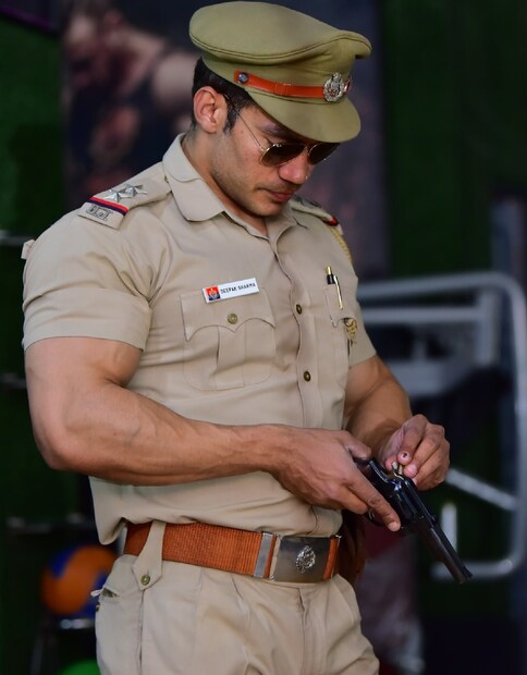 দীপক শর্মা জানিয়েছেন, তিনি বলিউড তারকা সলমন খানকে দেখে বডি বিল্ডিংয়ে উদ্বুদ্ধ হয়েছেন। 