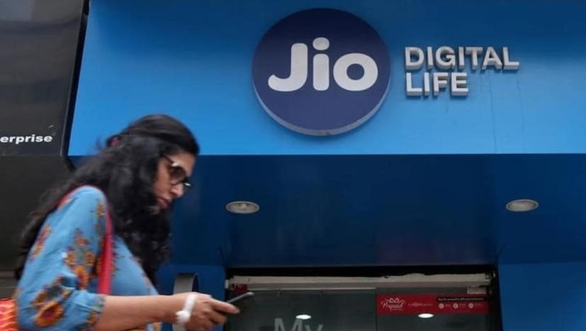 জিও পোস্টপেইড গ্রাহকদের এবার এন্ট্রি লেভেল প্ল্যানের জন্য ১৯৯-এর বদলে ২৯৯ টাকা খরচ করতে হবে।