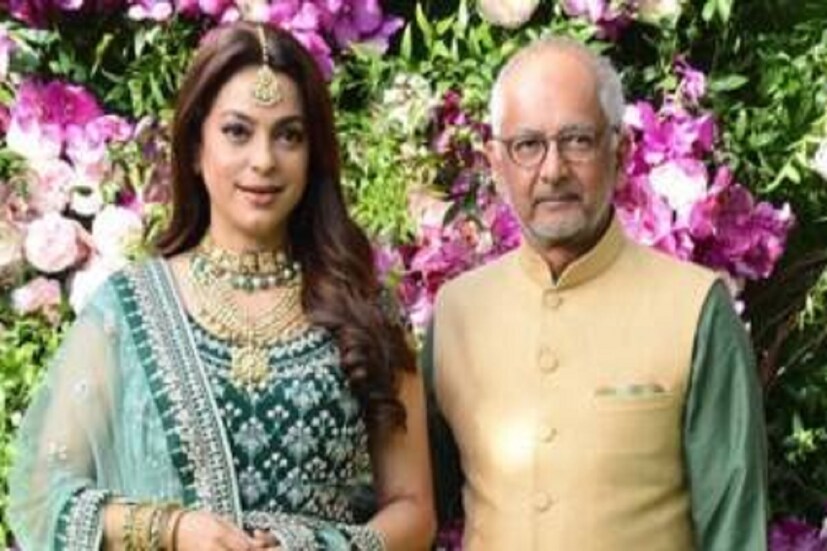 জুহি চাওলা-জয় মেহতা: ১৯৮৮ সালে 'কয়ামত সে কয়ামত তক' ছবি দিয়ে বলিউডে পা রাখেন জুহি। প্রথম ছবিতেই নিজের অসাধারণ পরিচিতি তৈরি করে ফেলেন বলিউডের মিষ্টি নায়িকা। তিনি আজও দাপটের সঙ্গে অভিনয় করে চলেছেন, সঙ্গে চলে ব্যবসায়িক কেরিয়ারও। জুহি ১৯৯৫ সালে একজন ব্যবসায়ীকে বিয়ে করেছিলেন, তাঁর নাম জয় মেহতা। মাত্র ৬ বছরের ফারাক হলেও জয়কে বেশ খানিকটা বৃদ্ধ মনে হয়। তুলনায় জুহি এত বছর পরও ধরে রেখেছেন তাঁর মিষ্টি হাসিটি।