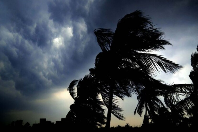কলকাতায় বুধবার আংশিক মেঘলা আকাশ থাকবে। বৃহস্পতিবার থেকে ঝড় বৃষ্টির সম্ভাবনা। বজ্রবিদ্যুৎ-সহ বৃষ্টির পূর্বাভাস সঙ্গে ৩০-৪০ কিলোমিটার বেগে দমকা ঝোড়ো হাওয়া বইতে পারে শহর কলকাতাতেও। কলকাতা সহ দক্ষিণবঙ্গে এই বৃষ্টি দু তিন দিন লাগাতার হতে পারে।