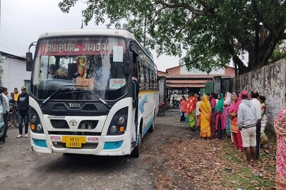 কালচিনি চা বাগানের শ্রমিকরা গেলেন অতিরিক্ত শ্রম দফতরের কার্যালয়ে বকেয়া টাকার দাবিতে