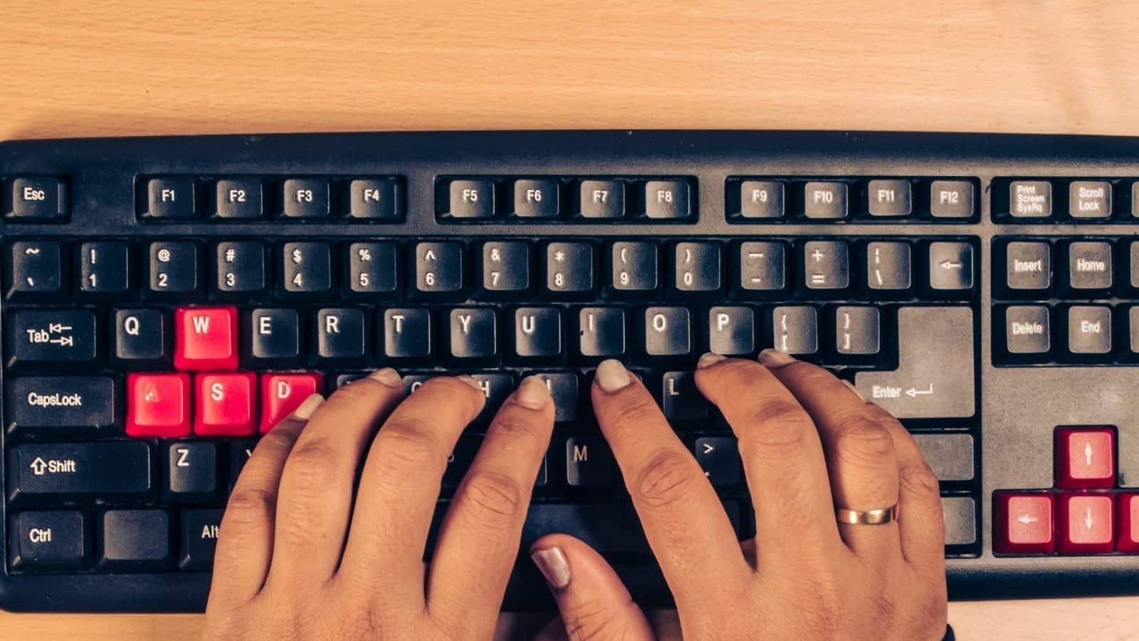 Laptop Handling Tips কাজ করছে না কিবোর্ড! এখনই খতিয়ে দেখুন এই ৯টি